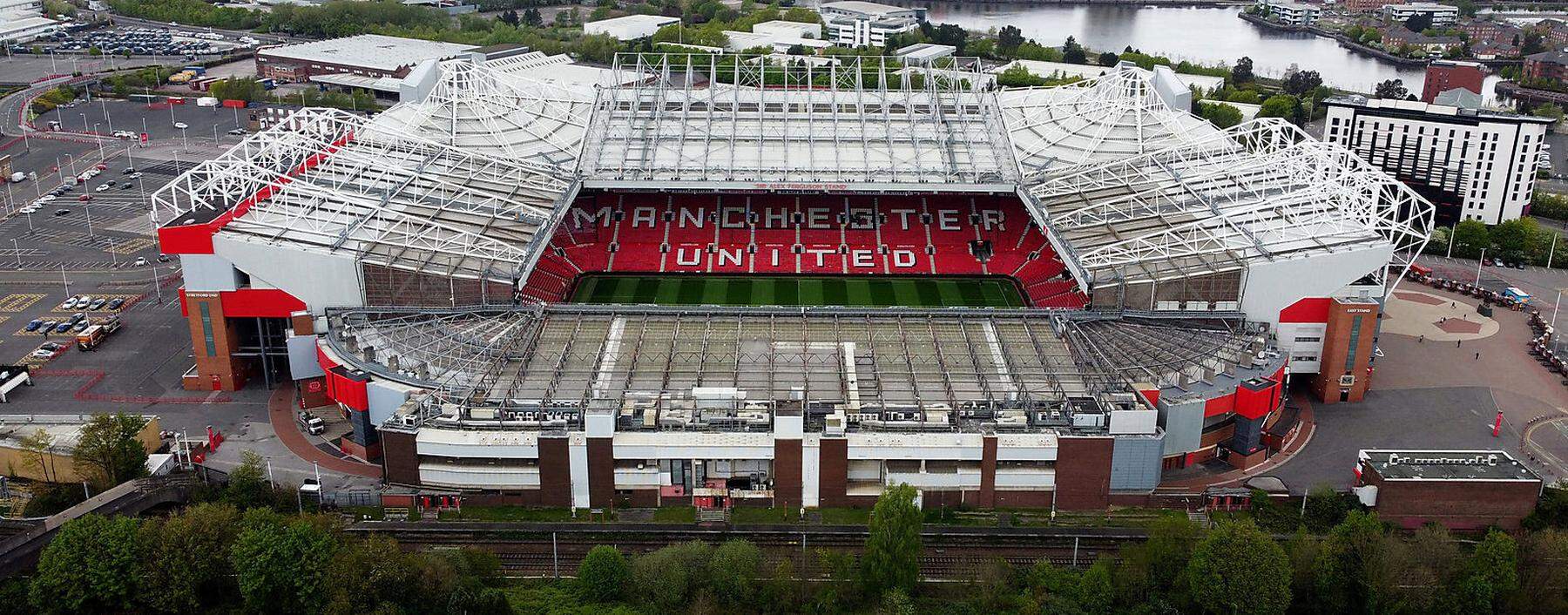 Old Trafford, das „Theatre of Dreams“: Wo sonst Englands Rekordmeister Manchester United spielt, gastiert heute die EM.