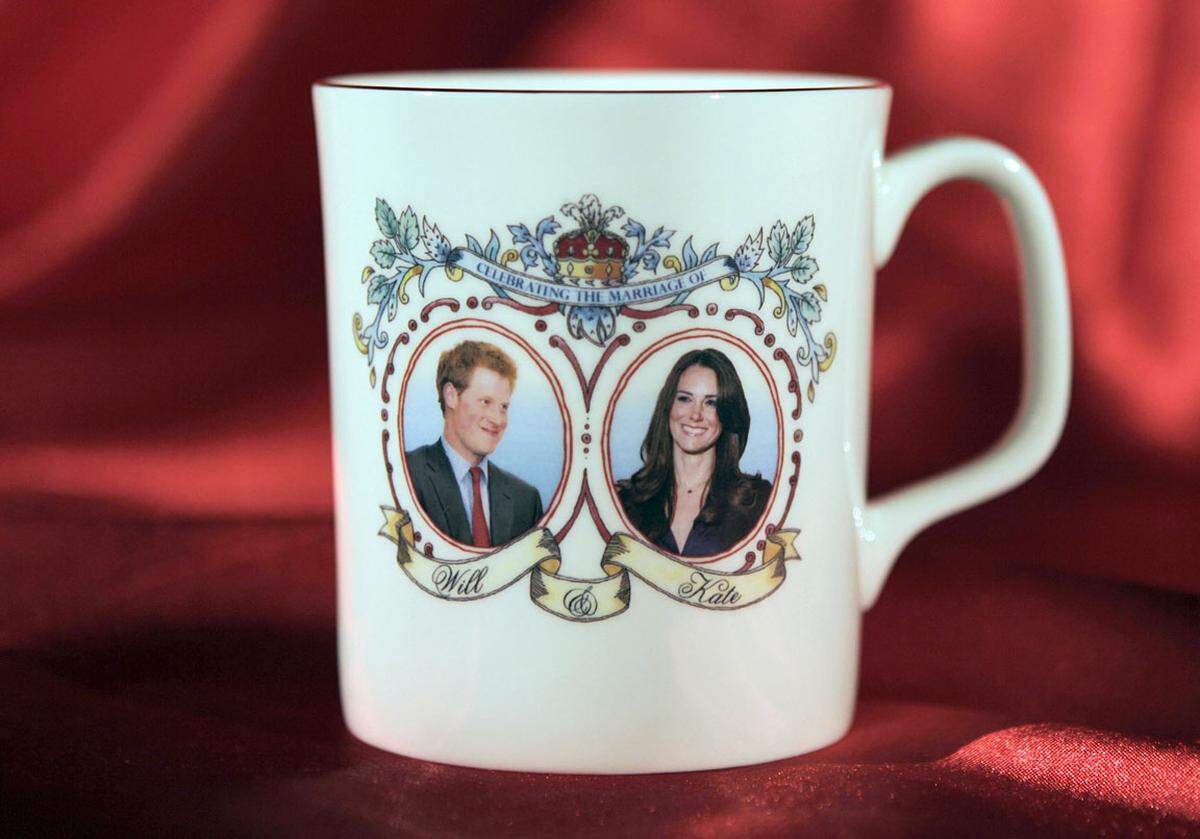 Ein chinesischer Hersteller hat sich etwa den Spaß erlaubt, Kate Middleton nicht mit Prinz William, sondern dessen Bruder Harry zu verheiraten. Verliebt lächelt der rothaarige Prinz seine künftige Schwägerin an, unter seinem Bild steht der Name "Will".  Ein echtes Versehen oder einfach eine originelle Idee zum schnellen Geldverdienen?