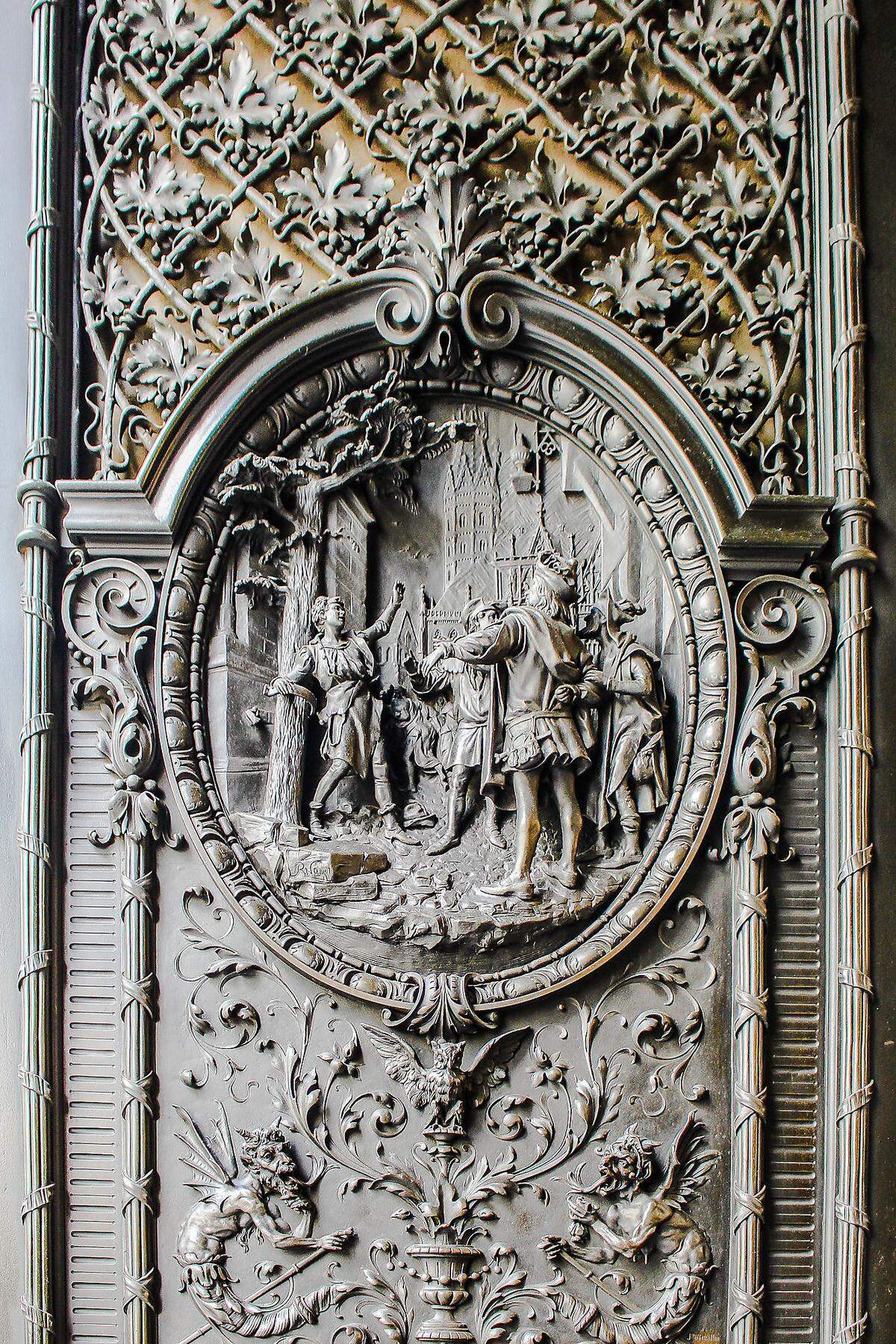 Das Bronzerelief am Eingang widmet sich dem "Stock-im-Eisen"-Sagenkreis.