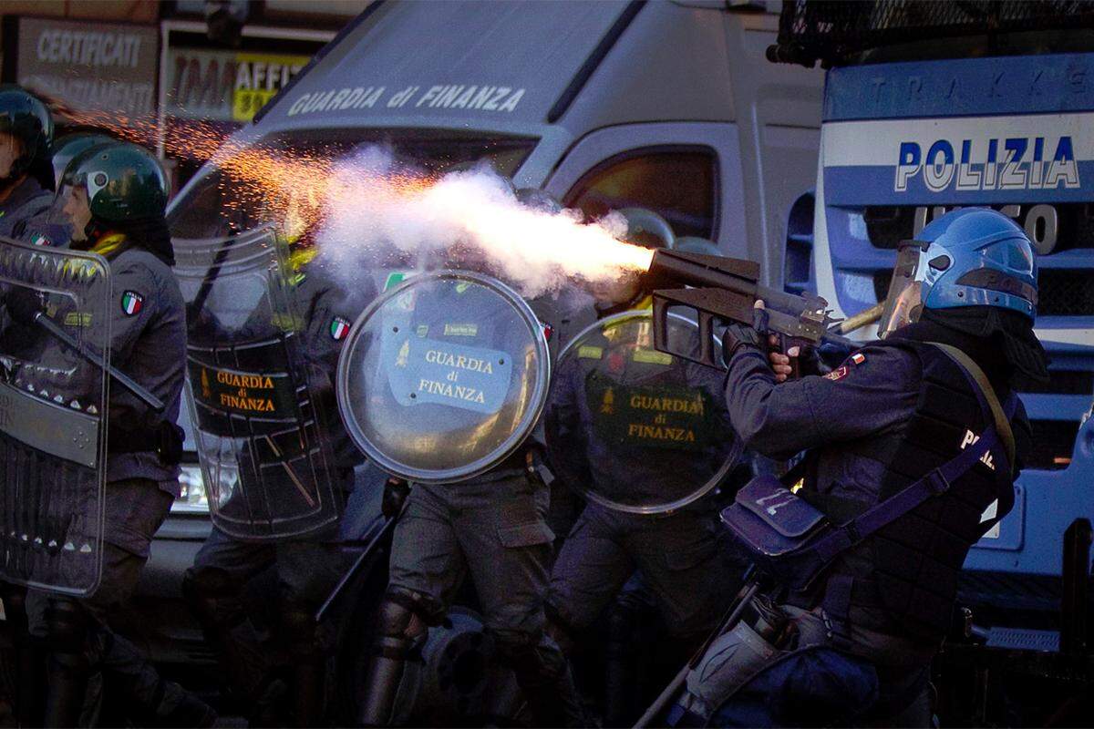 Die Polizei musste mit Tränengas vorgehen. Die Bilanz: Zwölf Verhaftungen, 70 verletzte Demonstranten und Polizisten, beschädigte Banken, Geschäfte und Hotels.