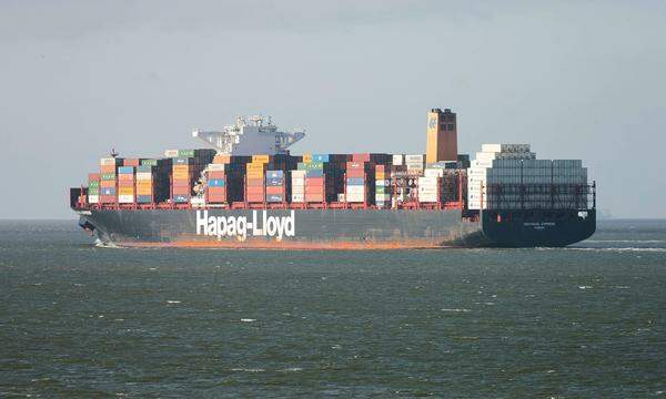 Wegen der unsicheren Lage im Roten Meer will Deutschlands größte Container-Reederei Hapag-Lloyd bis Jahresende rund 25 Schiffe umleiten. 