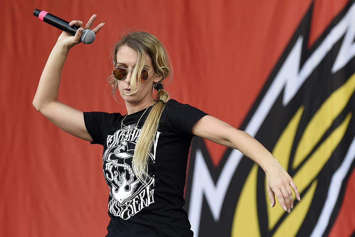 Am ersten Tag war noch deutlich weniger los am Festivalgelände. Die deutsche Band Guano Apes zelebrierte ihren Crossover der alten Schule. Frontfrau Sandra Nasić wetzte auf der Bühne hin und her.