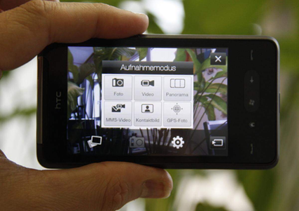 Die Kamera des HD Mini schießt Fotos mit einer Auflösung von 5 Megapixel. Ausgelöst wird ausschließlich über den Touchscreen. Wer unbedingt sich selbst aufnehmen will, kann aber einen Selbstauslöser aktivieren. Videos nimmt das Gerät in VGA-Qualität (640 mal 480 Bildpunkte) auf.
