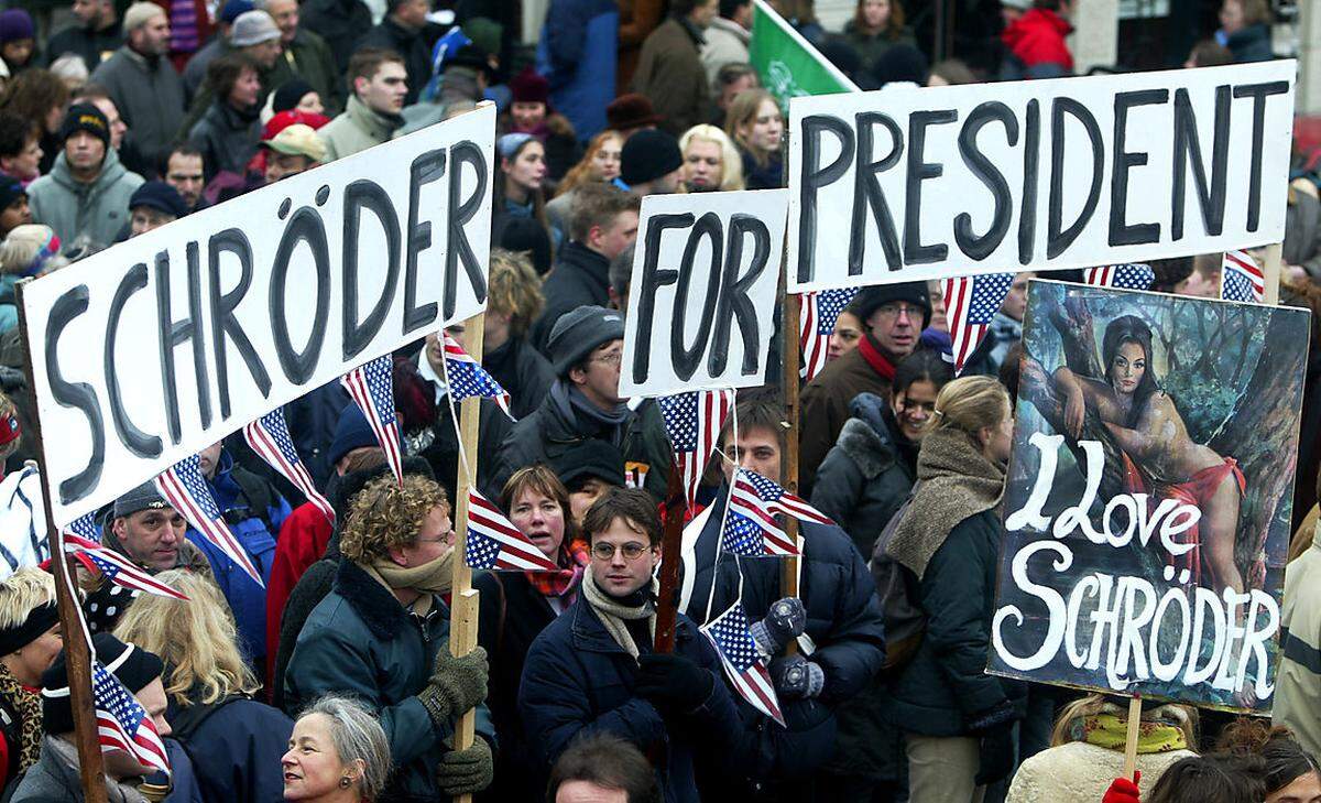 Bei einer Demonstration in Amsterdam wünschten sich Protestierende hingegen den deutschen Kanzler Gerhard Schröder ins Präsidentenamt. Die deutsche Regierung war erklärter Kriegsgegner, unterstützte die USA-Allianz später aber mit Überflugserlaubnissen, bei der Truppensicherheit oder Infrastruktur.