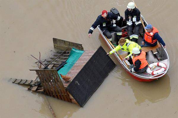 Kräfte der Feuerwehr bei der Rettung eines Huhnes bei Schärding.