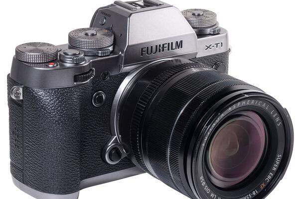 Die Fuji X-T1 ist eine spiegellose Systemkamera im Retrolook. Es dominieren manuelle Regler und Schalter, innen werkt ein APS-C-Sensor mit 16,7 Megapixel. Die ISO reichen von 200 bis 6400, erweitert bis 51.200. Die Kamera schafft acht Bilder in der Sekunde. UVP ist 1200 Euro f&uuml;r den Body.