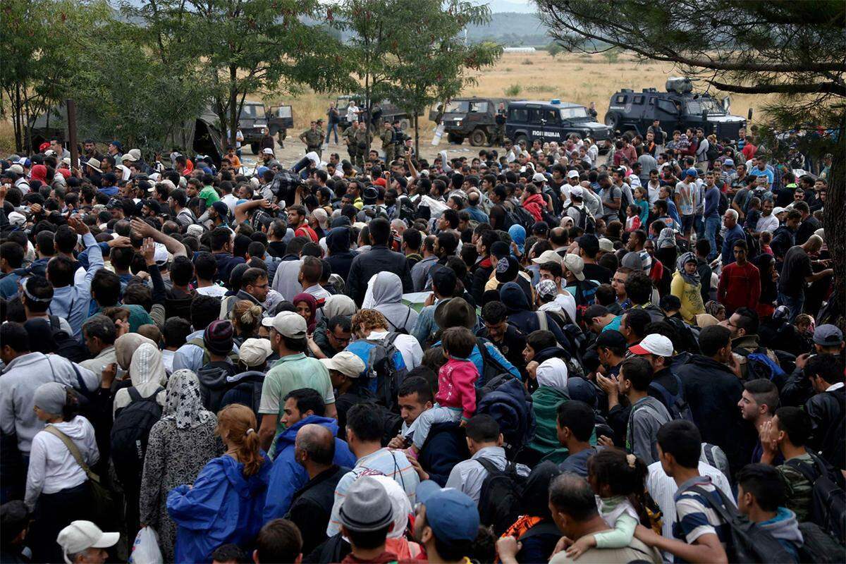 Erst Samstagabend öffente Mazedonien schließlich die Grenzen und ließ die Flüchtlinge weiterreisen. Davor hatten sich immer mehr Menschen an der Grenze versammelt.