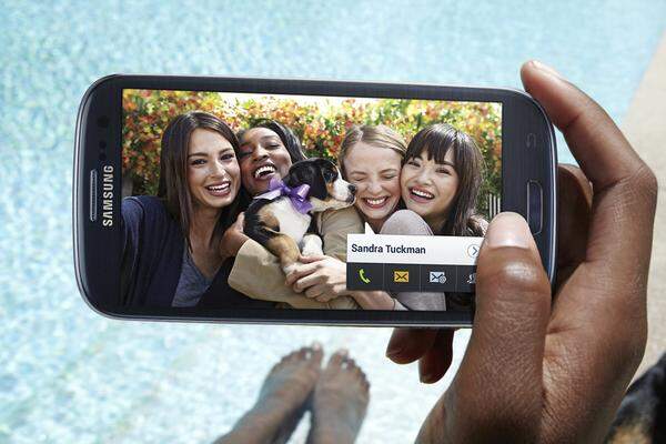 Gesichter können auf Fotos direkt markiert und mit Kontakten aus dem Gerät verknüpft werden. Frei nach "Hey, schau dir mal das Foto von dir an" kann das Bild dann direkt an diese jeweiligen Personen geschickt werden. Samsung nennt das Buddy Photo Share.