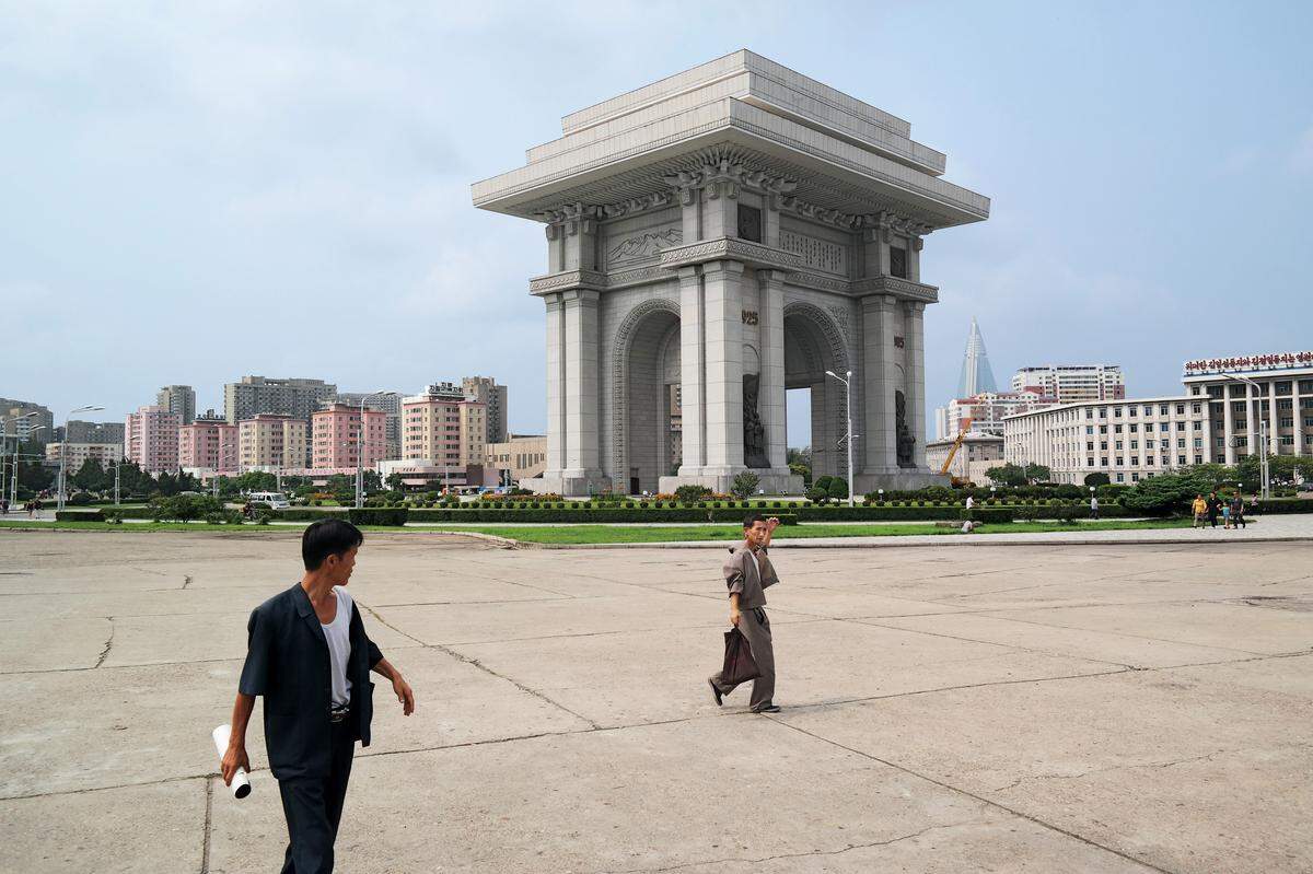 Ein weiterer Monumentalbau, der anlässlich des 70. Geburtstags von Kim Il Sung errichtet wurde, ist der mit 25.550 Steinplatten verkleidete Triumphbogen. Er ist dem Pariser "Arc de Triomphe" nachempfunden – nur diesmal zehn Meter höher als sein Vorbild – und wurde an der Stelle errichtet, an der Kim Il Sung 1945 die Stadt betrat und von jubelnden Koreanern begrüßt wurde. Dieses Ereignis markierte das Ende der japanischen Besatzung und den Beginn des Sozialismus.