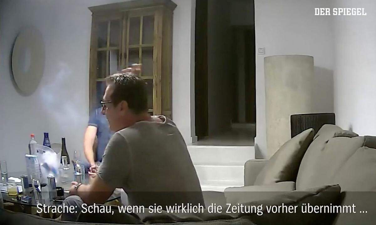 "Bist du deppert, die ist schoarf." Video-Schauplatz Ibiza: FPÖ-Chef Heinz-Christian Strache geht 2017 einer Fake-Oligarchennichte auf den Leim ... "I'm the Red Bull brother from Austria." ... trinkt wach machende Flüssigkeiten in großen Mengen ... "Wennst die Kronen Zeitung hast, bist der bestimmende Faktor." ... beginnt "zack, zack, zack" sein politisches Grab zu schaufeln ... "Solange ich nicht tot bin, hab ich die nächsten zwanzig Jahr noch das Sagen." ... und verschätzt sich ein wenig in seiner Halbwertszeit.