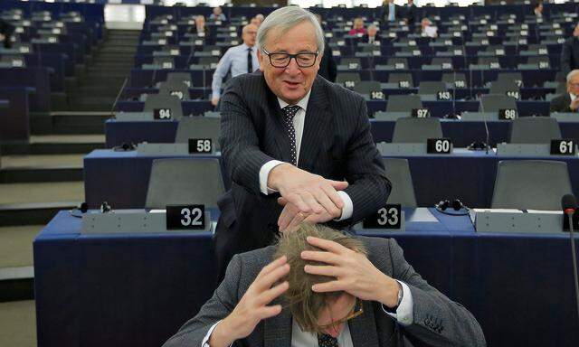 Jean-Claude Juncker machte auch mit ungewöhnlichen "Scherzen" von sich reden: hier beim Haarezerzausen des liberalen Fraktionschefs Guy Verhofstadt.