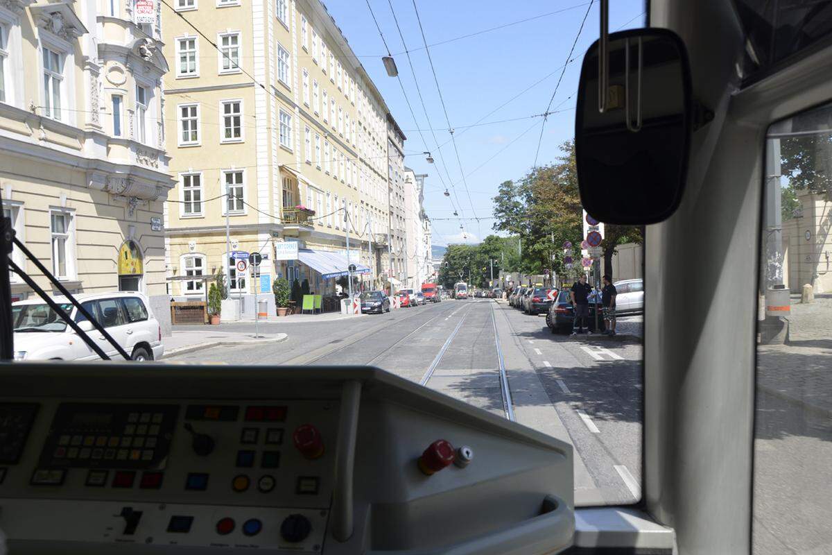 Die Linie O haben wir hiermit verlassen, der 68er fährt nun auf der D-Strecke am Schloss Belvedere und ...