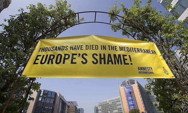 Amnesty International protestiert vor den Ratsgebäuden der EU in Brüssel gegen die Asylpolitik der EU.