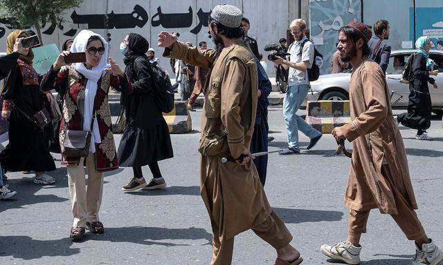 Demonstrierende Frauen wurden von Taliban-Kämpfern gejagt und mit Gewehrkolben geschlagen.