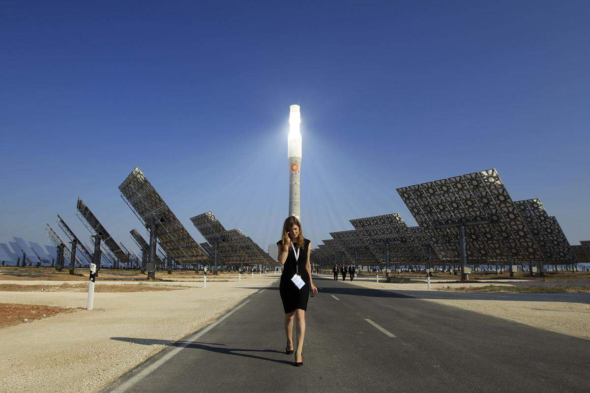 Eine Frau vor der Solaranlage "Gemasolar" bei der Eröffnung in Fuentes de Andalucia in Südspanien. Aufnahme vom 4. Oktober 2011.
