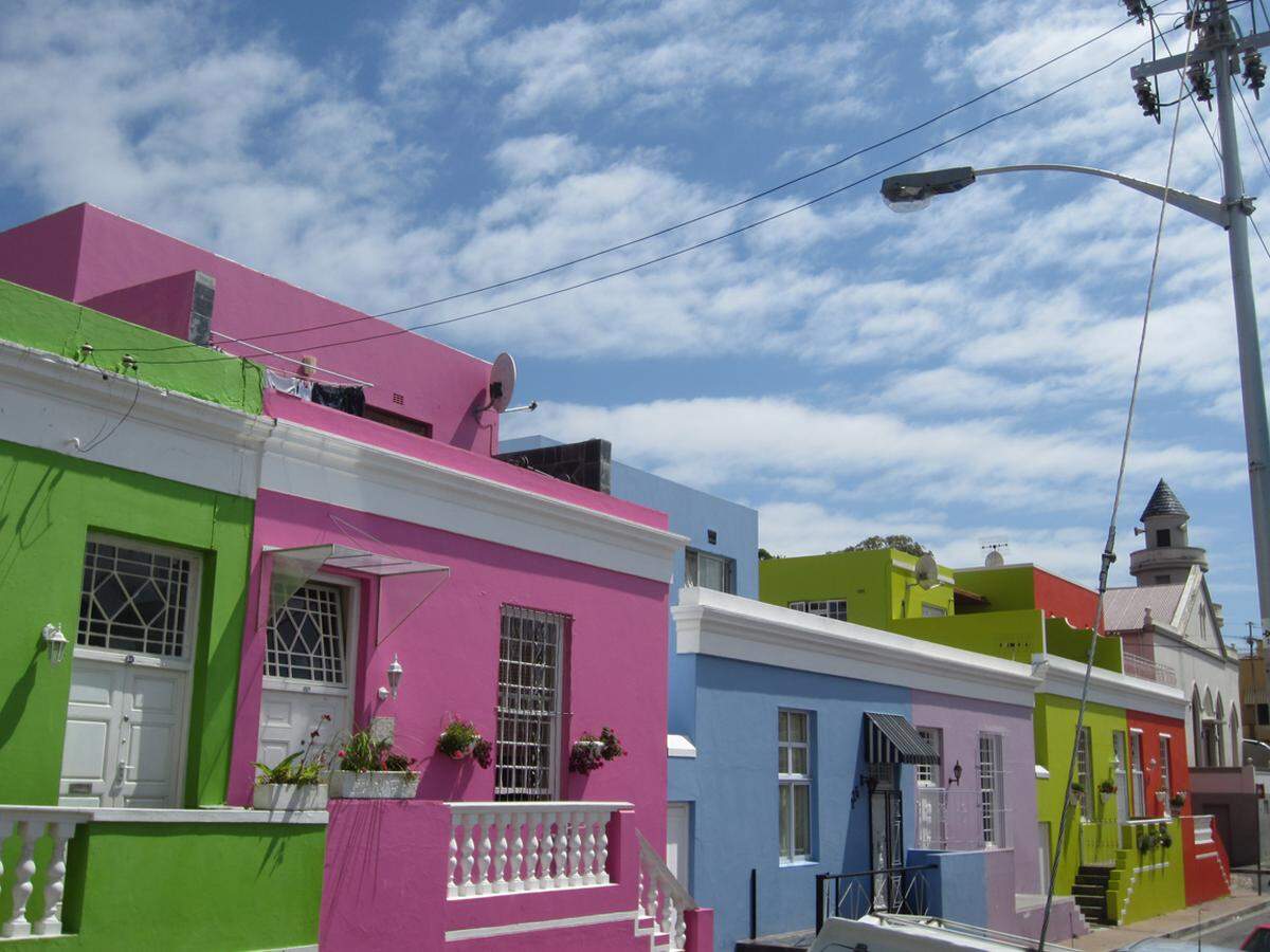 Ebenso einzigartig: der bunte Stadtteil Bo-Kaap, wo Nachfahren der einstigen Sklaven wohnen; heute das Fotomotiv-Viertel.