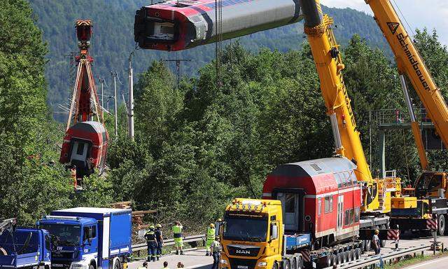 Die Doppelstock-Waggons werden abtransportiert.