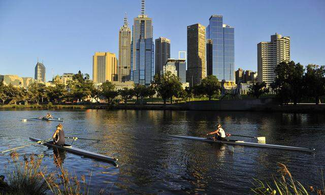 Szene am Ufer des Yarra-River, der durch Melbourne fließt.