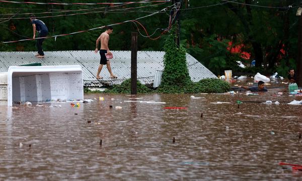 Heftiger Regen hat im Süden Brasiliens folgenschwere Überschwemmungen mit mindestens 13 Todesopfern ausgelöst. 