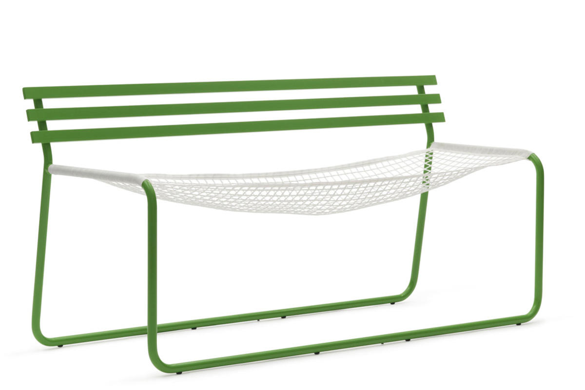 Noch sitzen oder schon liegen? Oder gar sitzliegen? Alles möglich auf „Siesta“ von Campeggi. Das Unverbindliche nahm Platz auf vielen Entwürfen in Mailand – Möbel, die nicht sofort verraten, was man auf ihnen alles kann.