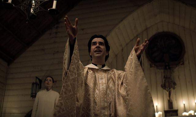 Hamish Linklater als fanatischer Priester in "Midnight Mass".