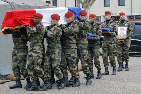 Für die bei den Anschlägen getöteten Soldaten gab es am Mittwoch in Montauban bei Toulouse eine Trauerfeier.