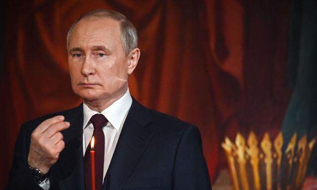 Wladimir Putin mit Oster-Kerze