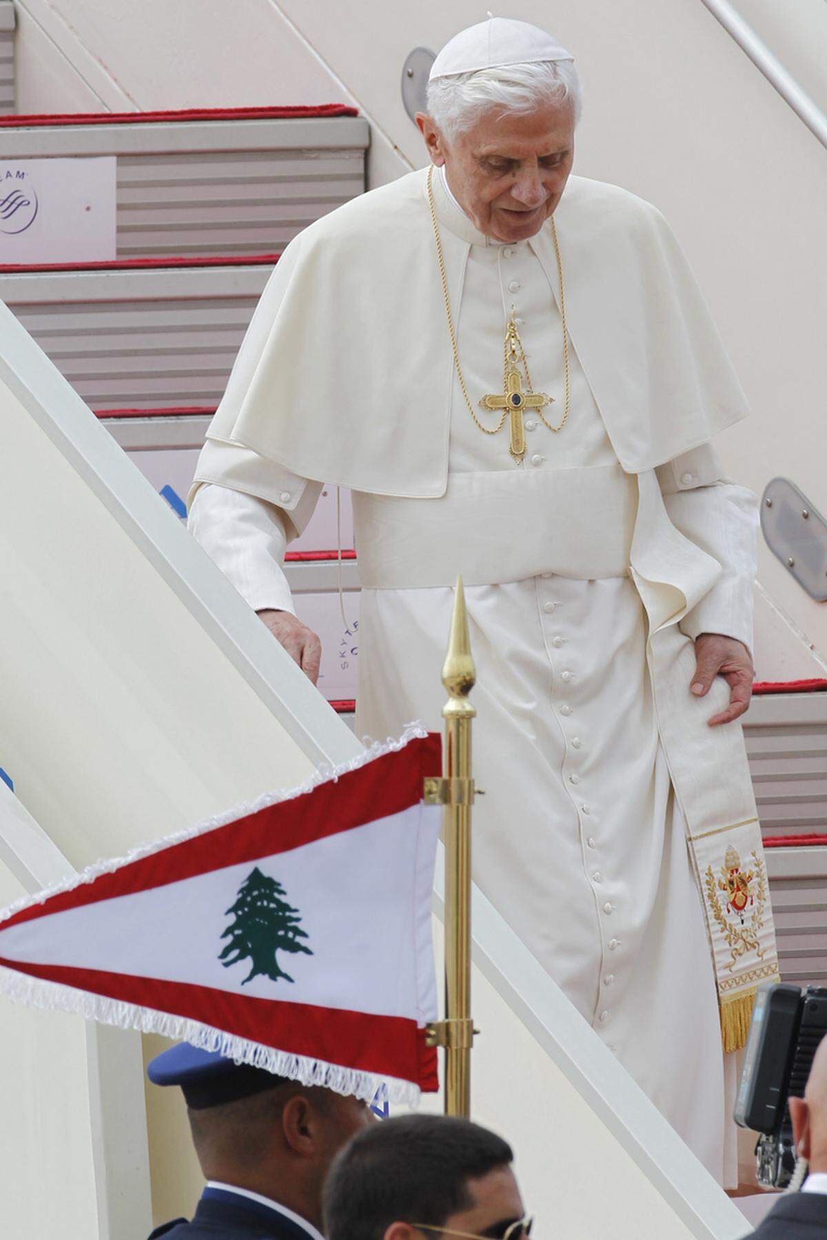 "Ich komme symbolisch als Pilger des Friedens für alle Länder in Nahost und als Freund all ihrer Bewohner, wo immer sie herkommen und was immer sie glauben", so der Papst in Beirut.