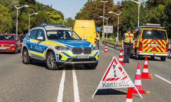 Die Bayerische Grenzschutzpolizei führt Kontrollen an den Grenzübergängen durch. 