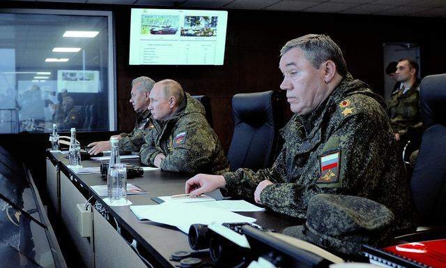 Schoigu, Putin und Gerassimov besuchten die Militärübungen in Wostok.
