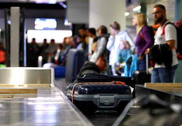 ...auf Platz 3 folgt Island... Im Bild: Flugreisende warten auf ihr Gepäck am Keflavik International Airport bei Reykjavík