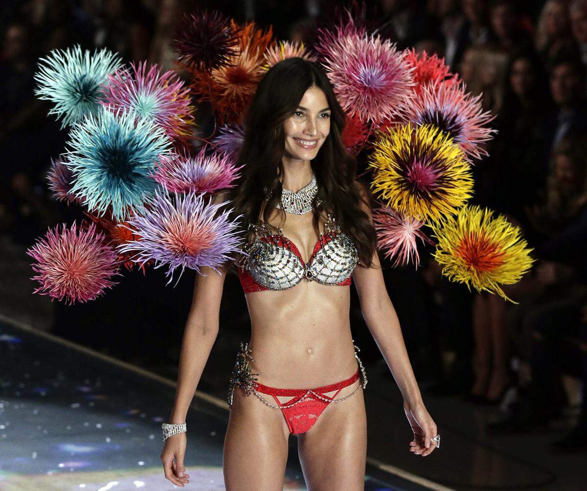 Lily Aldridge durfte in diesem Jahr den "Fireworks"Fantasy Bra ausführen, der zwei Millionen Dollar Wert ist.