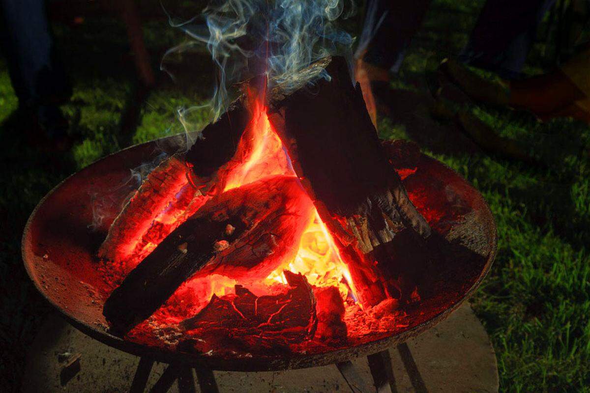 Wer archaische Kochmethoden mag, also gern und gut mit freiem Himmel und offenem Feuer als Requisiten auskommt, der findet an den folgenden Ideen vielleicht Gefallen. Gegrillt werden können nicht nur Fisch, Fleisch und Zucchini, sondern auch Brot. Ein paar Rezepte aus Katharina Bodensteins Buch "Wildes Brot".