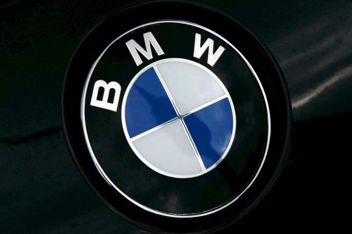 Mehrere Bedeutungen verbergen sich auch in Logo und Name von Audi-Konkurrent BMW. Der Name steht, wie die meisten wissen dürften, für die "Bayerischen Motoren-Werke". Doch warum die vier Felder in blau und weiß? Eine Anspielung an die bayrische Fahne? Auch, aber nicht nur ...