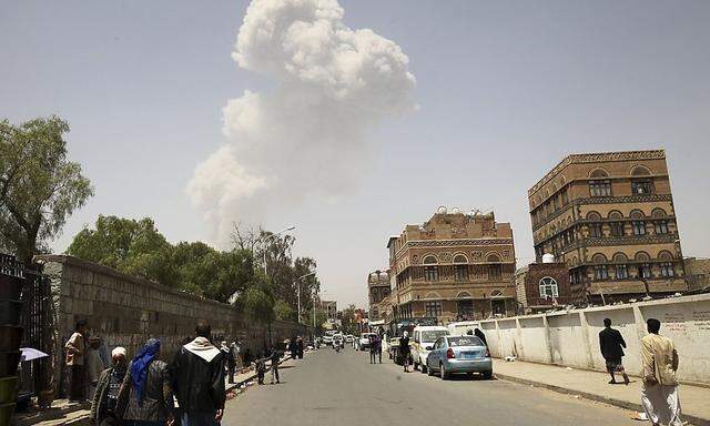 Rauch steigt vom beschossenen Militärlager in Sanaa im Jemen auf.