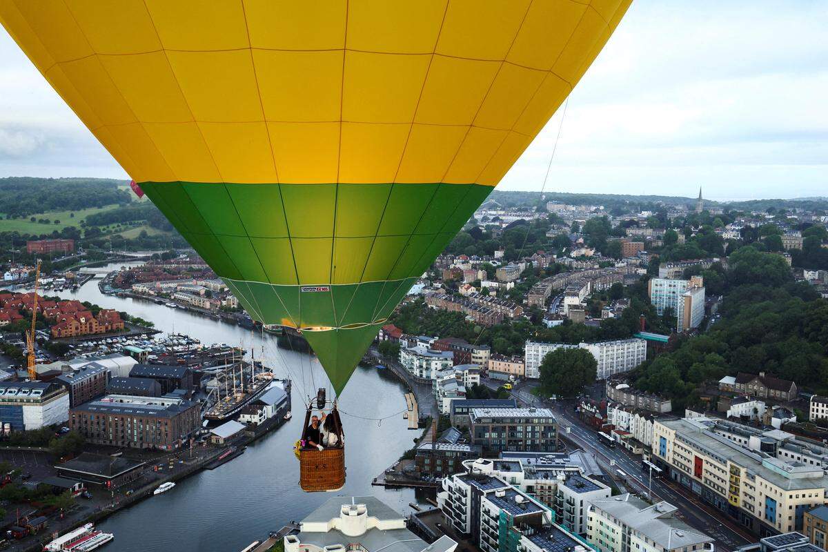 11. August. Heißluftballons nehmen am Massenstart der jährlichen „Bristol International Balloon Fiesta“ in Großbritannien teil.