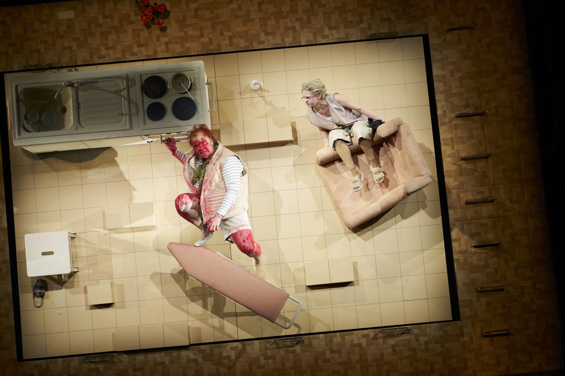 V Akademietheaterju na Dunaju obudili Schwabovega »Volksvernichtung«