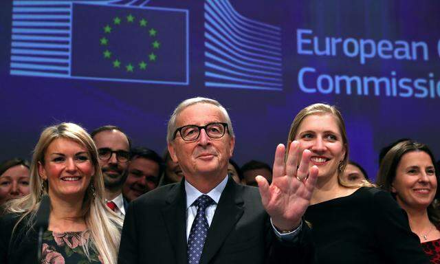 Umringt von seinem Pressedienst nahm Jean-Claude Juncker am Freitag Abschied von der politischen Bühne.
