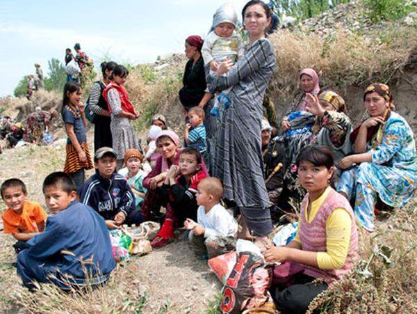 Hundertausend Usbeken sind in das Grenzgebiet zu Usbekistan geflohen.