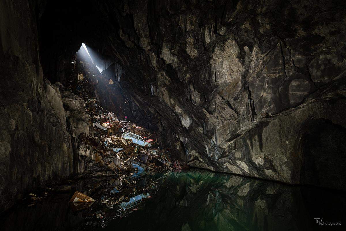 Thomas Windisch "Cavern of Lost Souls": In diesem Loch in England wurden Autos entsorgt. Teilweise sind noch Nummernschilder auf den Fahrzeugen. In den letzten Jahren sind keine neuen Autos hinzugekommen.