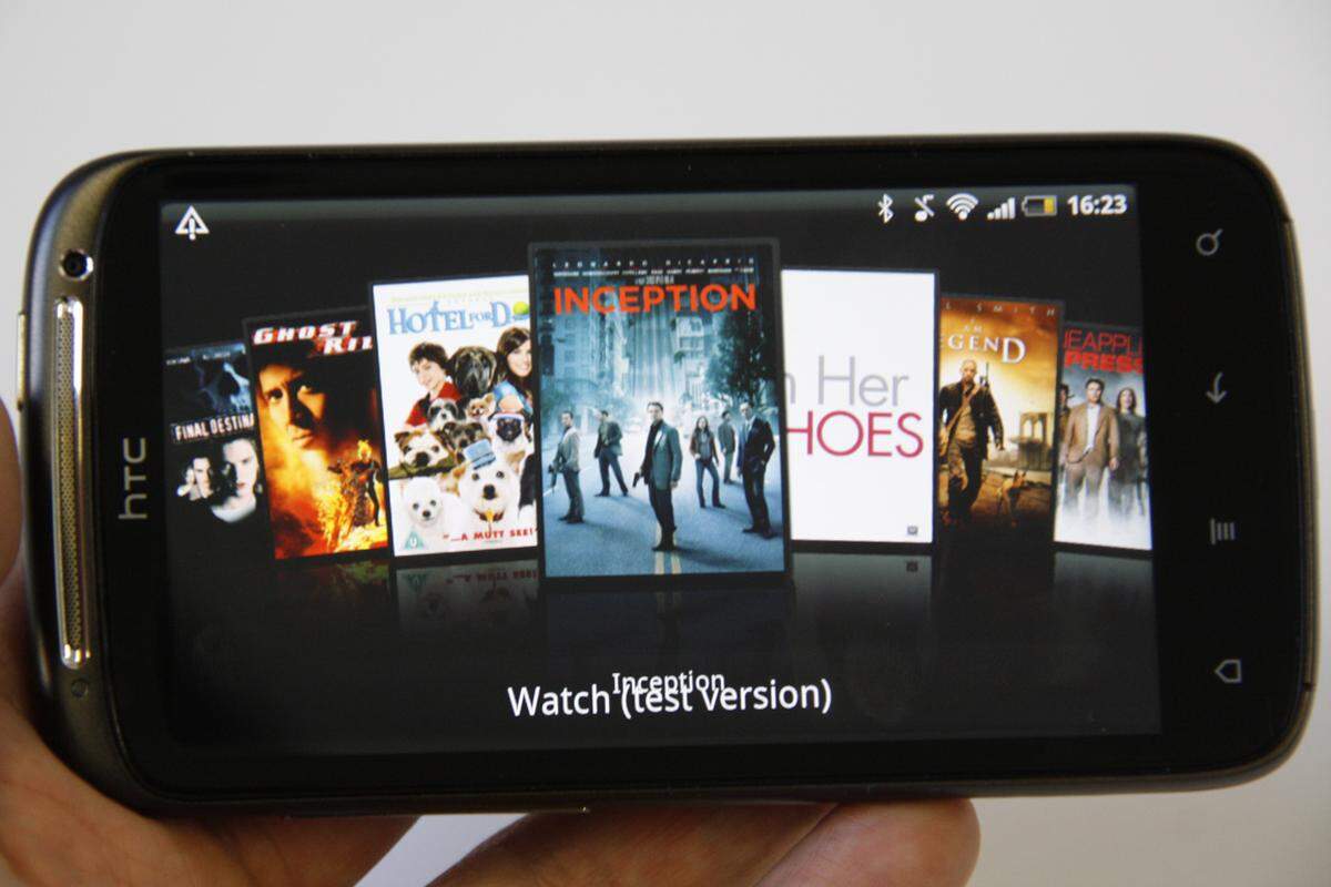 Mehrere Hundert Filme und Serien sollen angeboten werden. Über die Preisstruktur spricht HTC allerdings noch nicht. Auf unserem Testgerät war eine Vorschauversion von Watch installiert. Die Filme werden ähnlich dem Coverflow-Schema von Apple dargestellt.