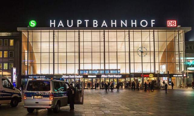 Fahrzeuge der Polizei stehen am 21 Januar 2016 vor dem Hauptbahnhof in K�ln Polizeiwagen vor dem H