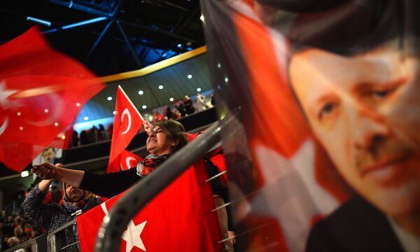 Archivbild einer Veranstaltung zum Verfassungsreferendum im deutschen Oberhausen.