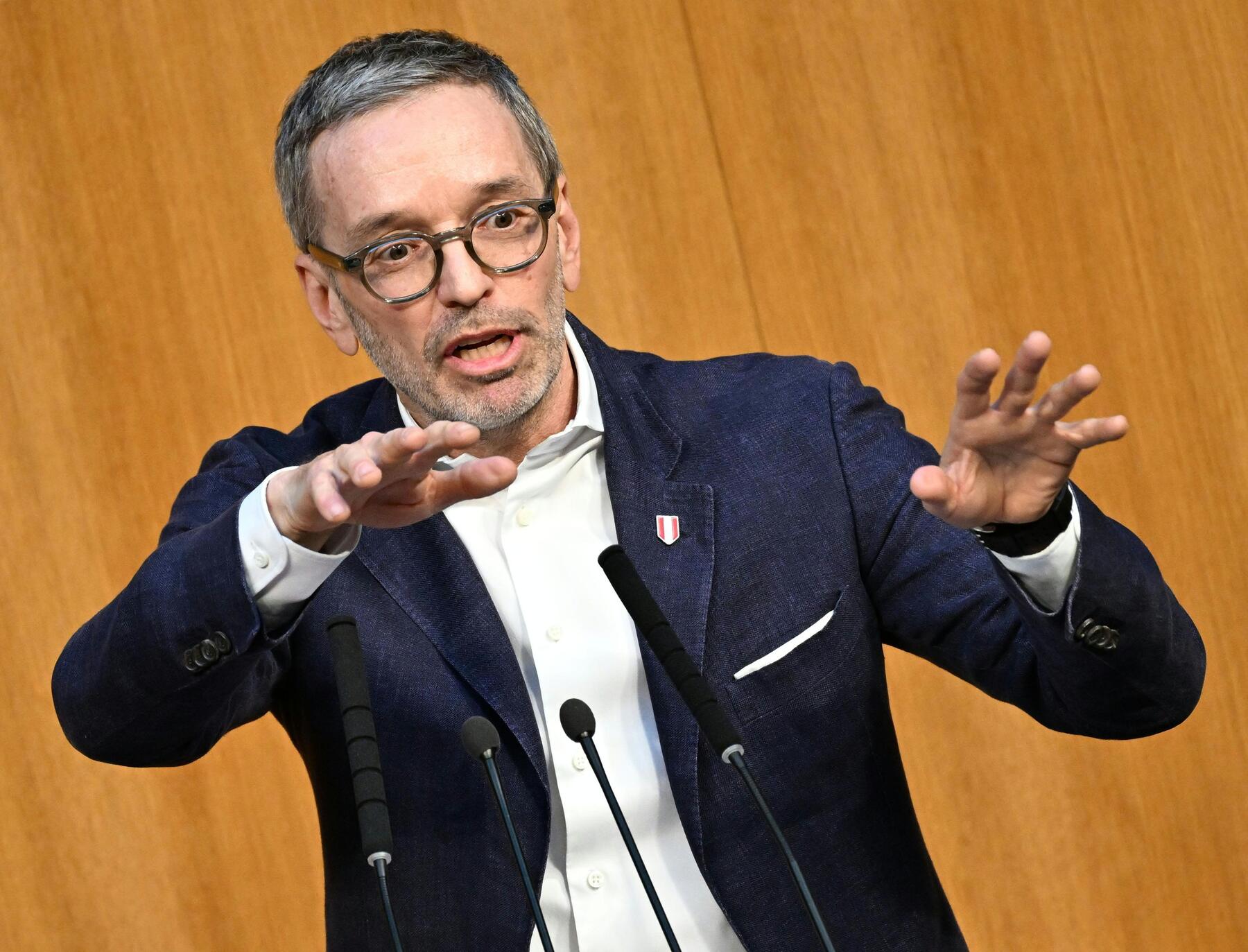 Zuwanderung: Fast die Hälfte der Österreicher unterstützt Linie der FPÖ