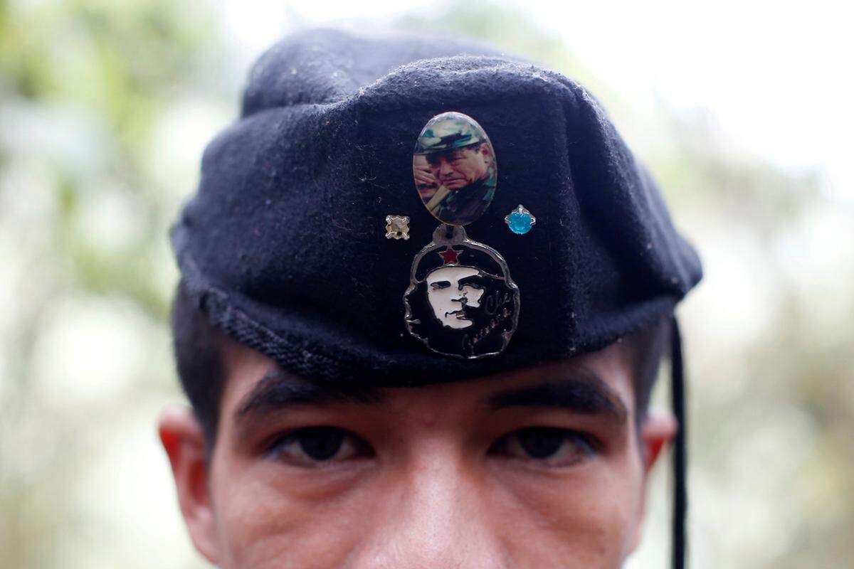 Auch Eduar hat sein halbes Leben für die FARC gegeben. Auf seiner Kappe zu sehen: den kubanische Revolutionist Che Guevara und und FARC-Gründer Manuel Marulanda.