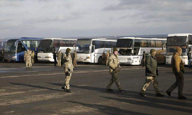 Busse warten auf die ukrainischen Kriegsgefangenen der Rebellen.