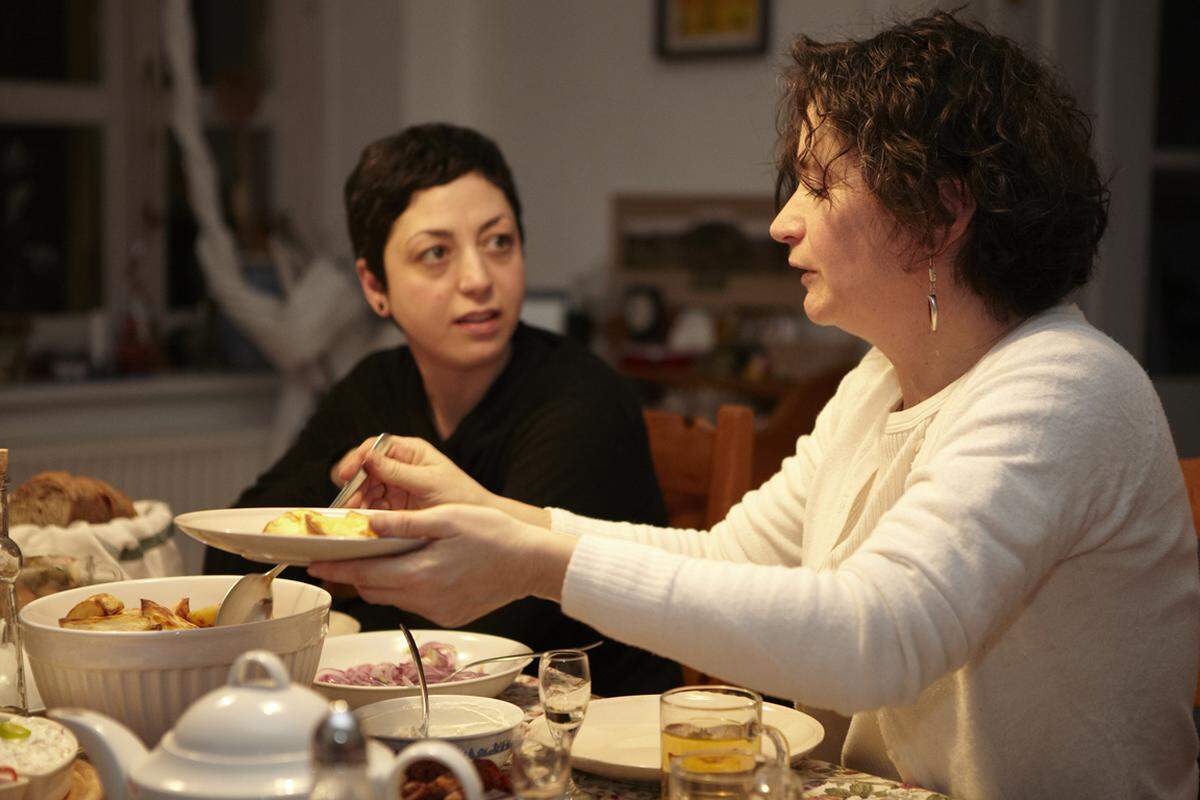 Maria Heim wird oft von ihrer Nachbarin Erzsébet (im Bild rechts) zum Abendessen eingeladen. Auch sie hat deutsche Vorfahren, wobei sie, im Gegensatz zu Heim, kaum Deutsch spricht. Überhaupt lasse das Interesse an der Herkunft der Vorfahren nach, heißt es heute in der ungarndeutschen Community.