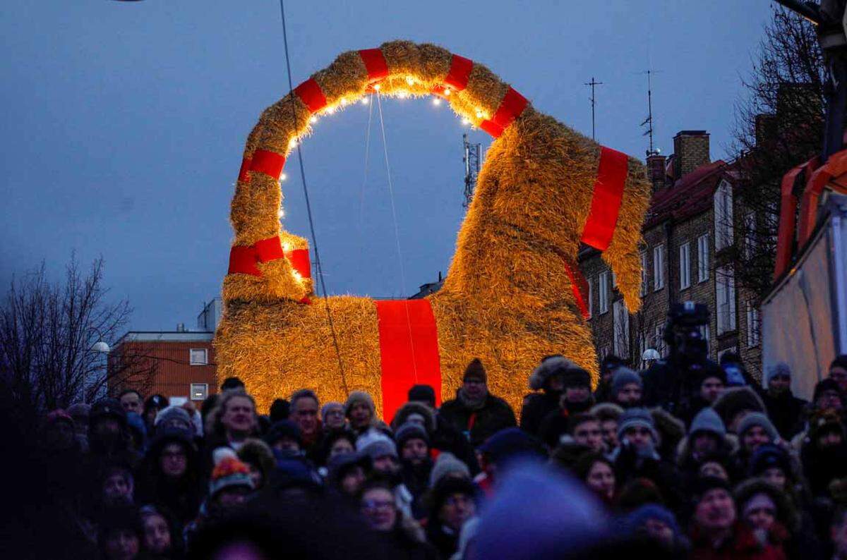 Eine traditionelle Weihnachtsziege in Gavle, Schweden.