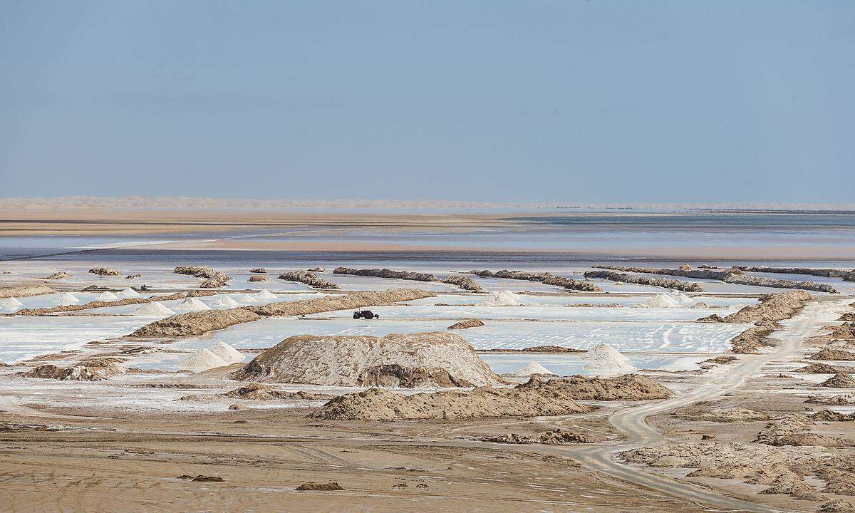 Wo das Meer auf die Wüste trifft, da ist auch Salz: Salinen säumen die gleichförmige Atlantik-Küste.