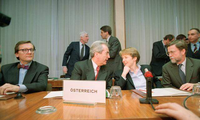In der Nacht auf den 2. März 1994 verkündete Außenminister Alois Mock (M.) einen Durchbruch in den Beitrittsverhandlungen.
